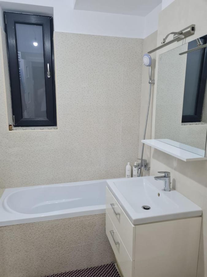 Deluxe 2 Bedroom Apartment With Balcony And Private Parking Bragadiru Exterior photo